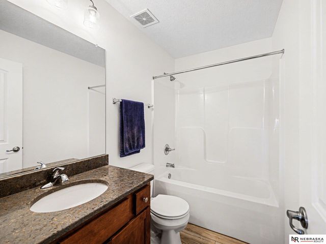 10901 Craig Street, Omaha, NE 68142