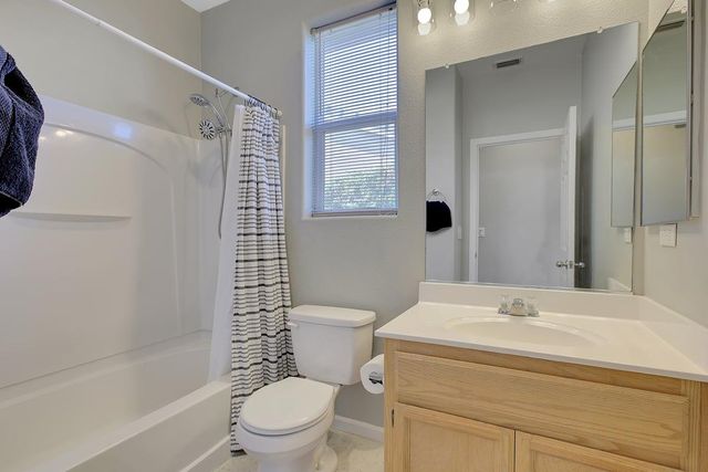 2204 Summerfield Ln, Olivehurst, CA 95961