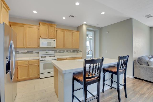 2204 Summerfield Ln, Olivehurst, CA 95961