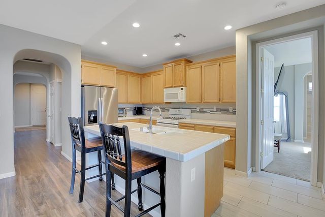 2204 Summerfield Ln, Olivehurst, CA 95961