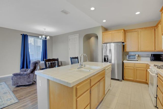 2204 Summerfield Ln, Olivehurst, CA 95961