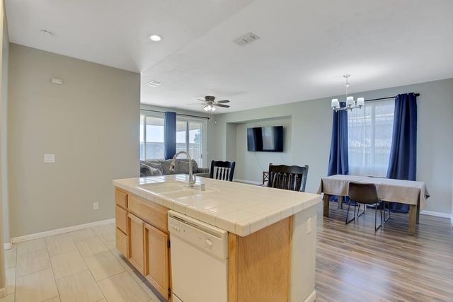 2204 Summerfield Ln, Olivehurst, CA 95961