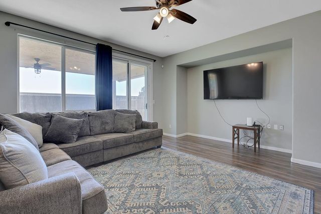 2204 Summerfield Ln, Olivehurst, CA 95961