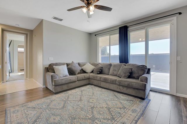 2204 Summerfield Ln, Olivehurst, CA 95961