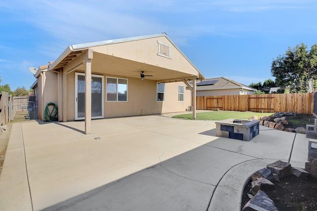 2204 Summerfield Ln, Olivehurst, CA 95961