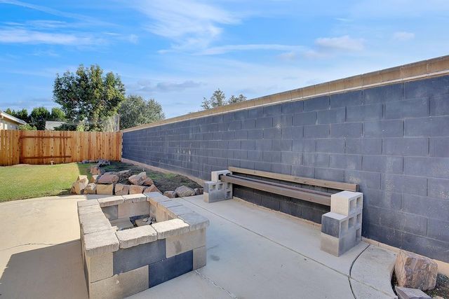 2204 Summerfield Ln, Olivehurst, CA 95961