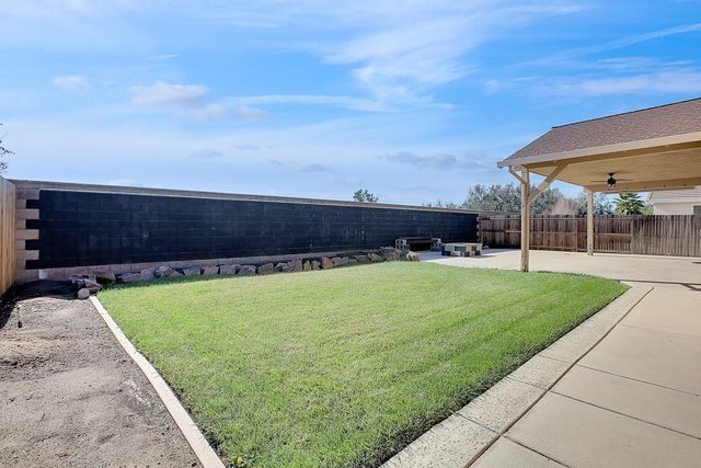 2204 Summerfield Ln, Olivehurst, CA 95961