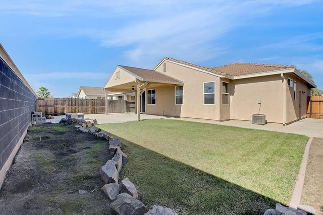 2204 Summerfield Ln, Olivehurst, CA 95961