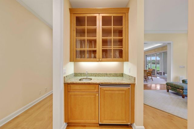 5 Country Road E A, Vlg Of Golf, FL 33436