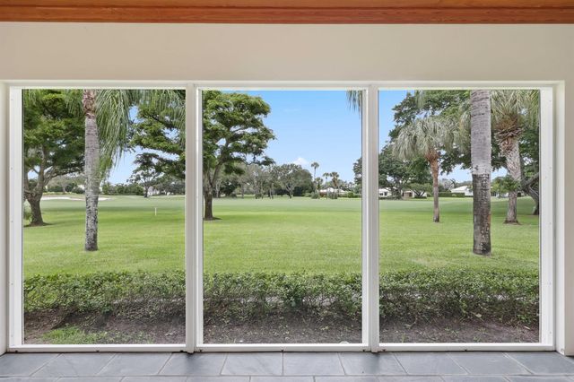 5 Country Road E A, Vlg Of Golf, FL 33436