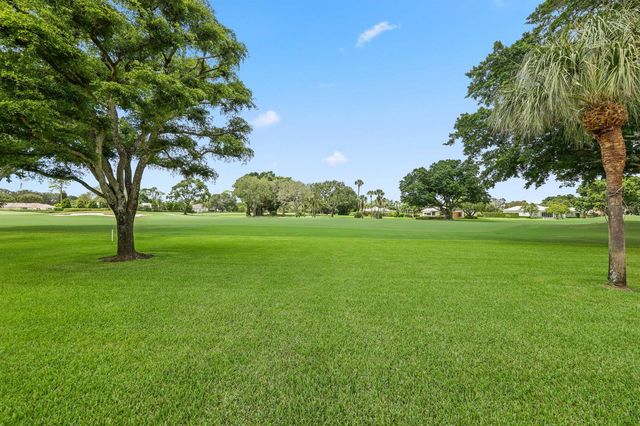 5 Country Road E A, Vlg Of Golf, FL 33436