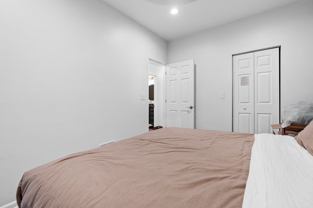 3918 W Roscoe Street 2, Chicago, IL 60618