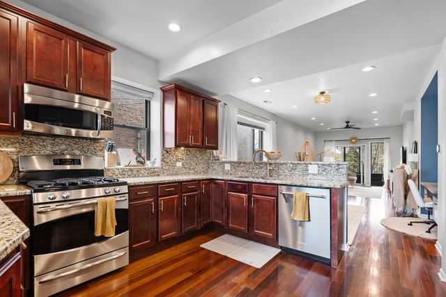 3918 W Roscoe Street 2, Chicago, IL 60618