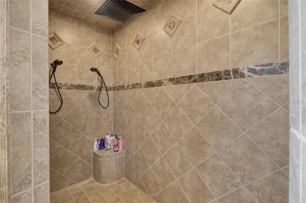 Image 25 of property listing at 11226 MACAW COURT, Windermere, FL 34786