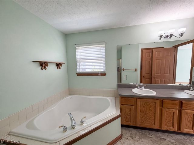 6016 W Breezeway Drive, North Ridgeville, OH 44039
