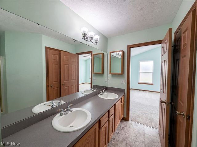 6016 W Breezeway Drive, North Ridgeville, OH 44039