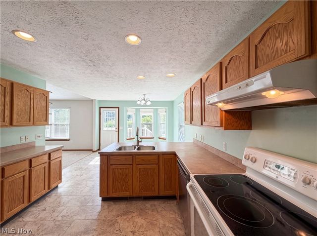 6016 W Breezeway Drive, North Ridgeville, OH 44039