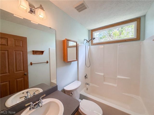 6016 W Breezeway Drive, North Ridgeville, OH 44039
