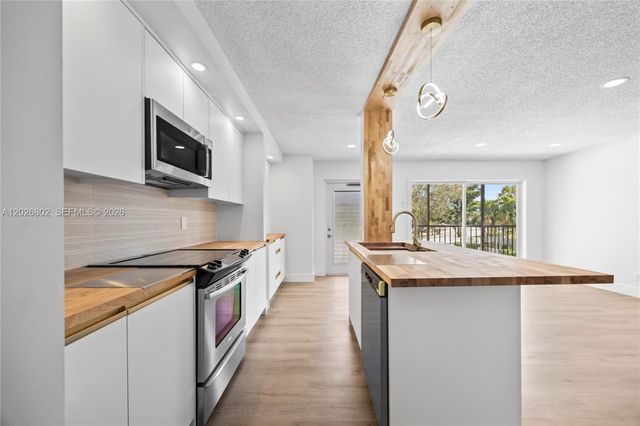 7511 S Oriole Boulevard 201, Delray Beach, FL 33446