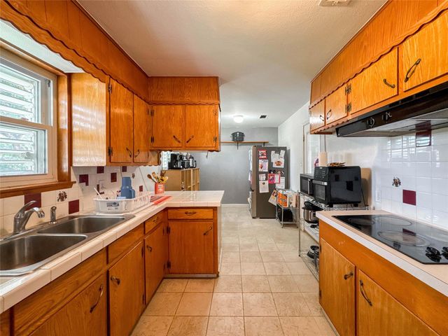 2514 16th Avenue N, Texas City, TX 77590