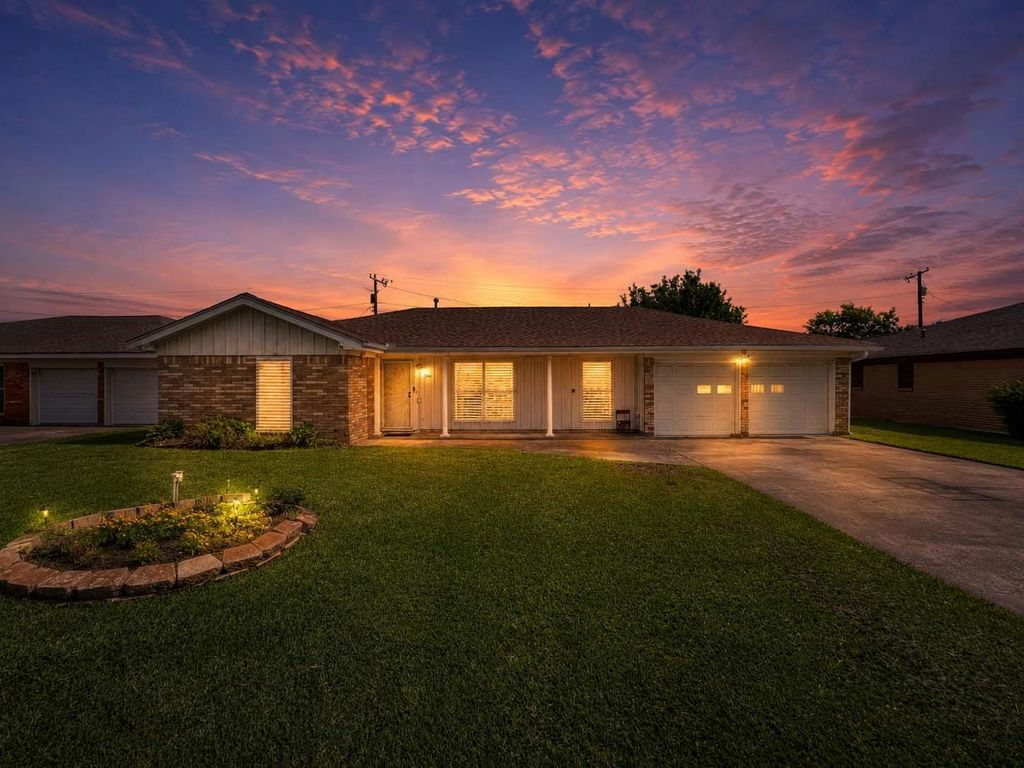 2514 16th Avenue N, Texas City, TX 77590