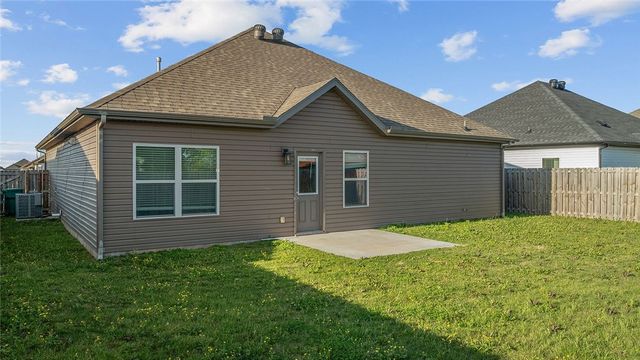 1111 Pebble Pass, Centerton, AR 72719
