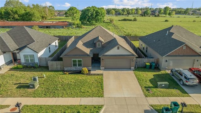 1111 Pebble Pass, Centerton, AR 72719