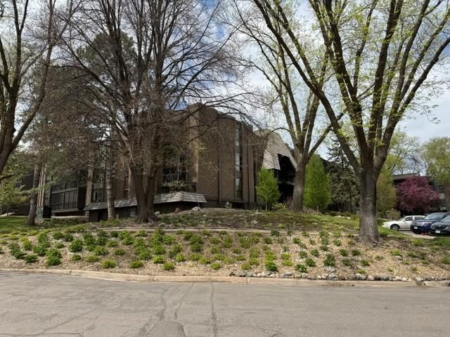 6075 Lincoln Drive 203, Edina, MN 55436