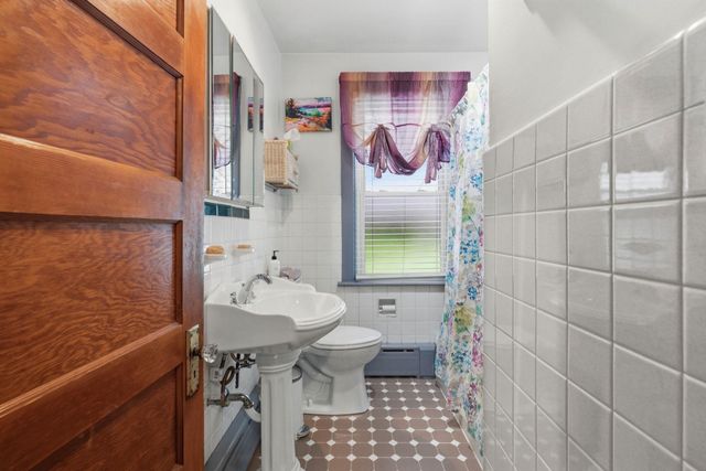 915 E WALNUT ST, North Wales, PA 19454