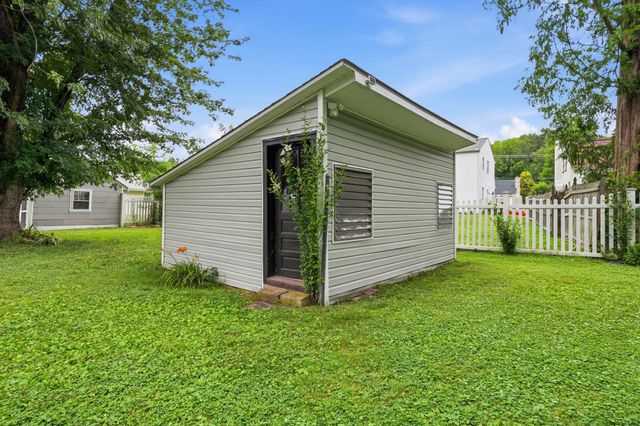 915 E WALNUT ST, North Wales, PA 19454