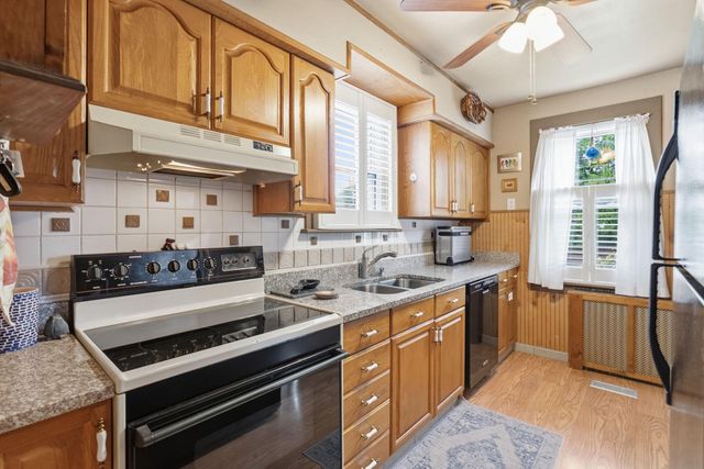 915 E WALNUT ST, North Wales, PA 19454
