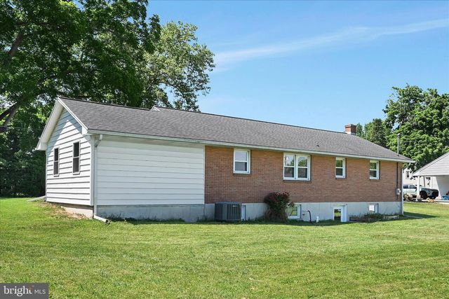 34 LOCUST LN, Quentin, PA 17083
