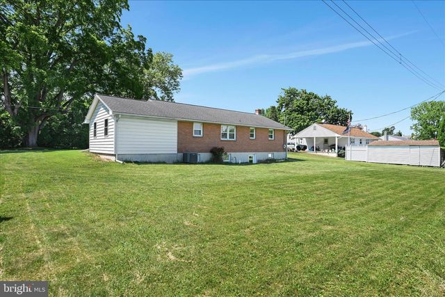 34 LOCUST LN, Quentin, PA 17083