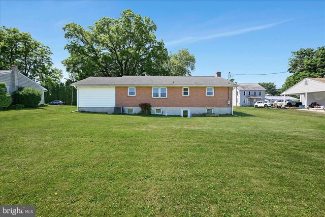 34 LOCUST LN, Quentin, PA 17083