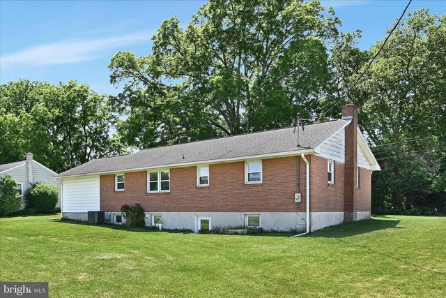 34 LOCUST LN, Quentin, PA 17083