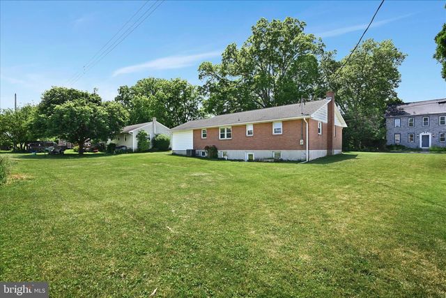 34 LOCUST LN, Quentin, PA 17083
