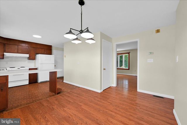 34 LOCUST LN, Quentin, PA 17083