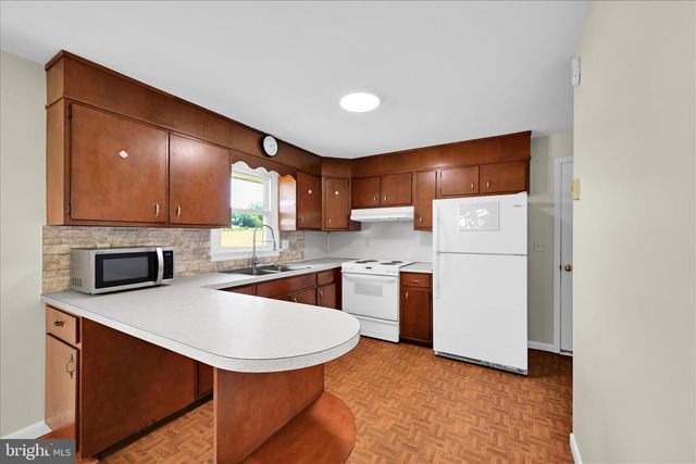 34 LOCUST LN, Quentin, PA 17083