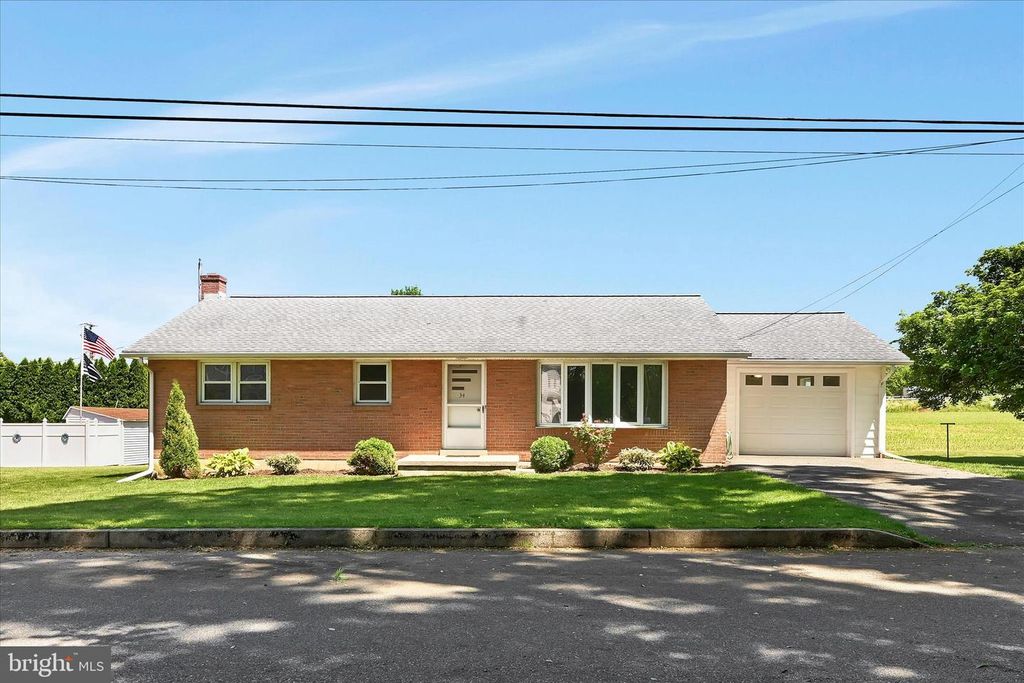34 LOCUST LN, Quentin, PA 17083