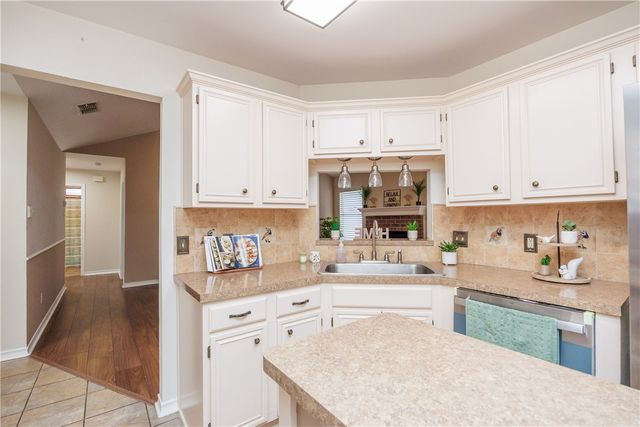 2817 Parkgreen Dr, Corpus Christi, TX 78414