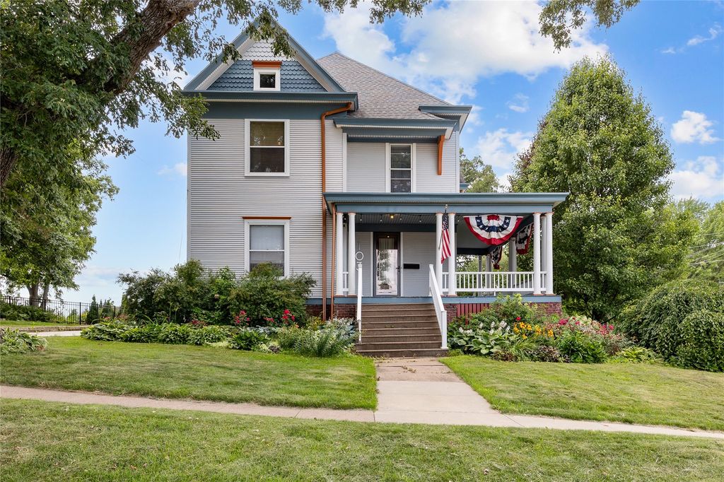 103 10th Avenue SW, Mt Vernon, IA 52314