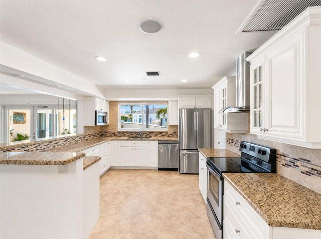330 SE 10th Street, Pompano Beach, FL 33060