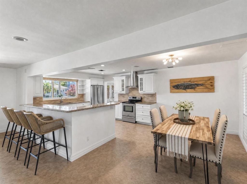 330 SE 10th Street, Pompano Beach, FL 33060