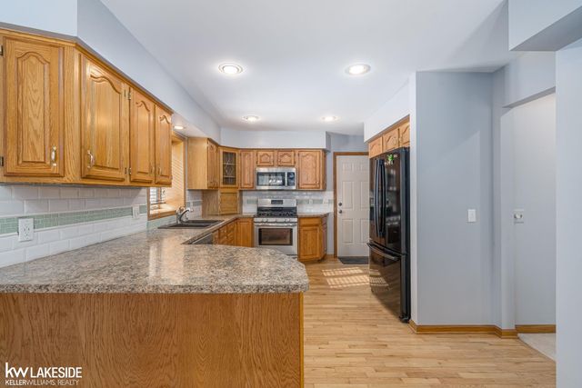 47846 North Avenue, Macomb Twp, MI 48042