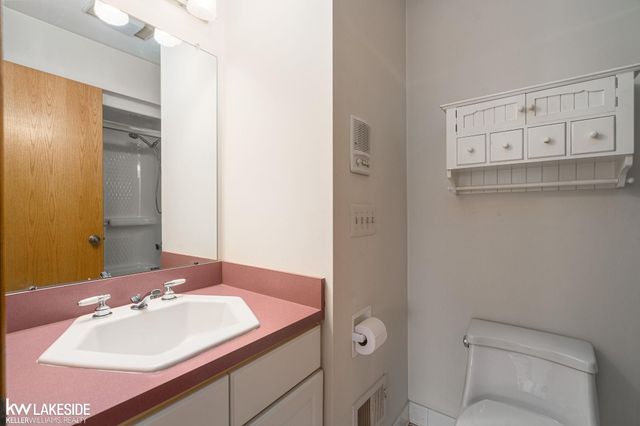 47846 North Avenue, Macomb Twp, MI 48042