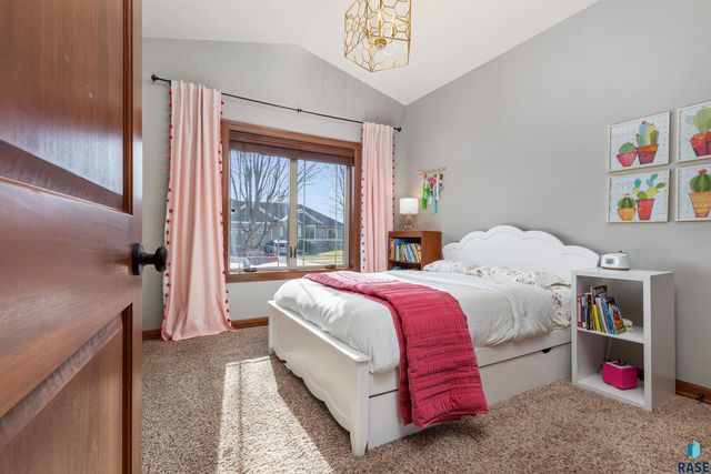 2029 S Abbeystone Ct Court, Sioux Falls, SD 57110