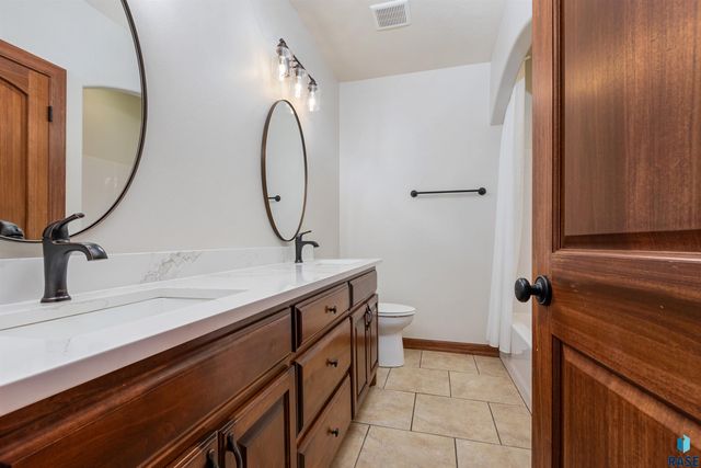 2029 S Abbeystone Ct Court, Sioux Falls, SD 57110