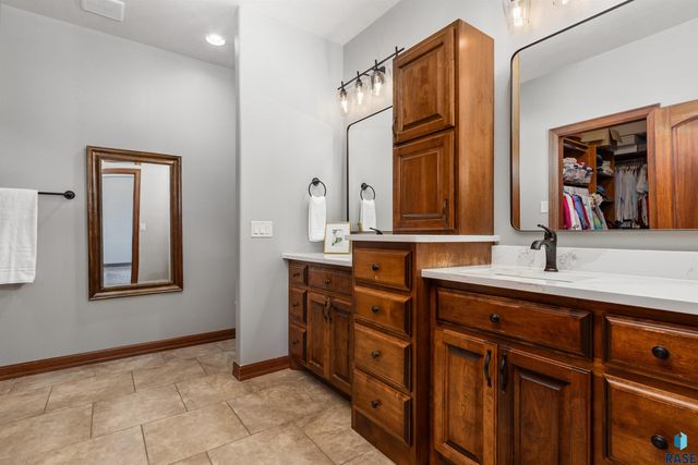 2029 S Abbeystone Ct Court, Sioux Falls, SD 57110