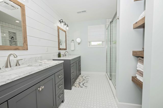 1033 E Stanford Street, Springfield, MO 65807