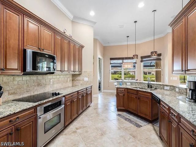 9392 Copper Rock CT, Naples, FL 34120